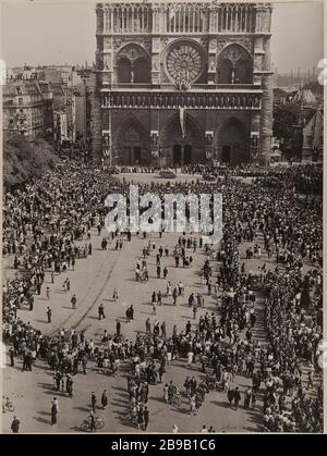 Libération de Paris - 26 août 1944 - la foule attend le général de Gaulle devant la cathédrale notre Dame, la rue de la ville et la place devant notre Dame, 4ème arrondissement. Devant notre Dame, la foule attend le général de Gaulle. Guerre 1939-1945. Libération de Paris. La poule est présente au général de Gaulle devant la cathédrale notre-Dame, rue de la Cité et place du parvis notre-Dame. Paris (IVème arr.). Photo de la préfecture de police, 26 août 1944. Paris, musée Carnavalet. Banque D'Images