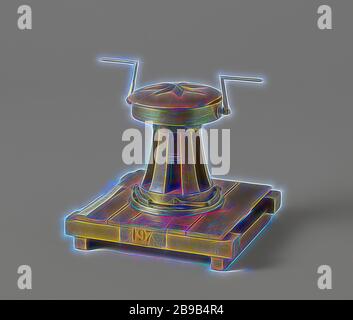 Modèle d'une étrave avec un treuil, modèle d'une étrave sur un plancher en bois. C'est un pivot avec un treuil à la tête et quatre captures dans le talon pour l'empêcher de marcher en arrière. La tête a un couvercle en bois décoré d'une étoile et est attaché à l'arbre en laiton, qui est placé dans le plancher renforcé avec un talon carré. Le tambour est muni d'une roue dentée sous la tête, qui est entraîné par deux se lance avec les satellites dans la tête, le tambour tourne donc sous la tête. Le tambour a six tasseaux. L'échelle 1:10 (devis). Rijkswerf, Rotterdam, c. 1834 et/ou c. 1830, bois (matière végétale), bras Banque D'Images