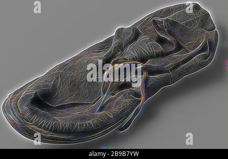 Chaussure gauche, taille 34, cousue sur le bord et avec fermeture à bande, cousue sur le bord et fermeture à bande. La couverture et les quartiers sont en cuir de chèvre, le bord du cuir de veau. Un morceau de ficelle est cousu le long de l'intérieur des quartiers et les pièces de raccordement sont cousues au-dessus des coutures latérales. Les points de suture de la semelle sont de 3 mm de long. Une doublure de talon n'est pas appliquée et pas non plus de semelle intermédiaire ou de remplissage en liège/bois, Nova Zembla, Behouden Huys, Willem Barendsz, Jacob van Heemskerck, anonyme, c. 1590 - c. 1596, peau de chèvre, veau (cuir), couture, h 3,1 cm × l 24,4 cm × d 9,2 cm, repensée par Gibon, conception de la ch chaude Banque D'Images