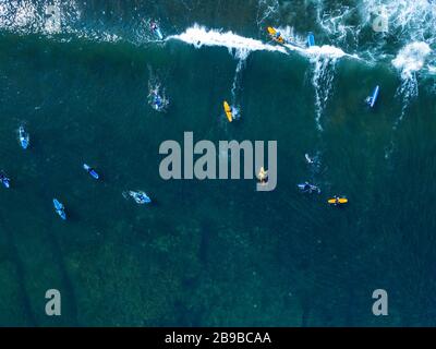 Vue aérienne du groupe des surfeurs, Bali, Indonésie Banque D'Images