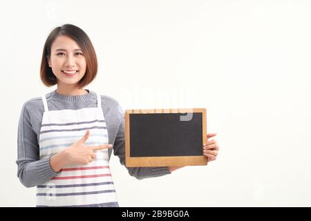 bonne serveuse tenant un panneau blanc de tableau de surveillance Banque D'Images