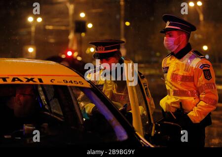 Bucarest, Roumanie. 23 mars 2020. Les policiers roumains vérifient les personnes dans la rue de Bucarest, Roumanie, 23 mars 2020. La Roumanie a enregistré dimanche les deux premiers décès de COVID-19, la maladie causée par le nouveau coronavirus, alors que le nombre total de cas confirmés est passé à 433. Crédit: Cristian Cristel/Xinhua/Alay Live News Banque D'Images