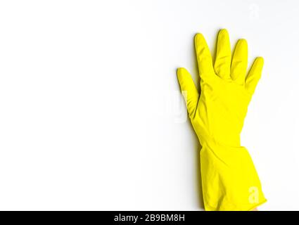 main de femme dans un gant en latex jaune pour le nettoyage sur fond blanc avec espace de copie vue du dessus Banque D'Images