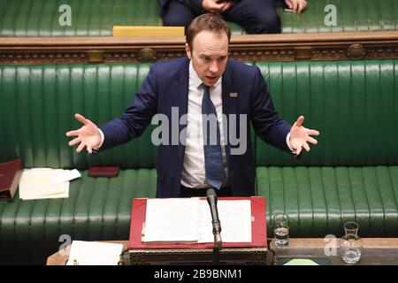 (200324) -- LONDRES, 24 mars 2020 (Xinhua) -- Matt Hancock, secrétaire d'État britannique à la Santé et aux soins sociaux, s'est exprimé à la Chambre des communes à Londres, en Grande-Bretagne, le 23 mars 2020. Un nouveau projet de loi d'urgence visant à donner au gouvernement britannique de grandes puissances pour lutter contre le Coronavirus a été approuvé lundi soir par les législateurs. (Jessica Taylor/UK Parliament/Handout via Xinhua) CRÉDIT OBLIGATOIRE: UK Parliament/Jessica Taylor Banque D'Images