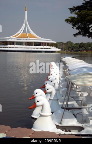 Une rangée de bateaux de cygne blancs flottant à l'embarcadère dans le lagon bleu et le musée Raschamanklara le jour ensoleillé est la vie de la ville. Banque D'Images