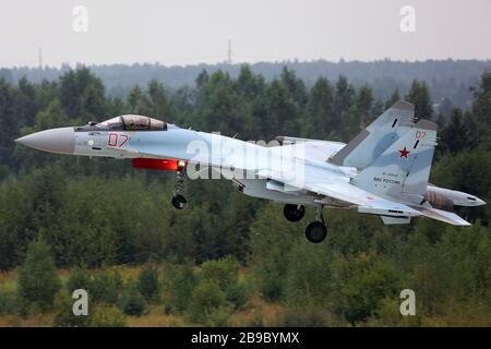 Sukhoi su-35 S chasseur à réaction de l'atterrissage de l'armée de l'air russe. Banque D'Images