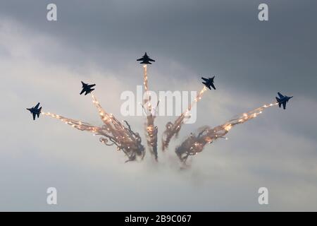 Sukhoi su-30 SM avions combattants de l'équipe russe des Chevaliers en acrobatie. Banque D'Images