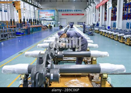 24 mars 2020, Changzhou, Changzhou, Chine: Les travailleurs produisent et assemblent le système de transmission des 10 000 ème de ''fuxing'' à l'atelier de production de la locomotive et de la technologie des véhicules CRRC qishuyan institute co., LTD., 350 km/h, dans la zone de développement économique de Changzhou, dans la province de jiangsu en Chine orientale, le 23 mars 2020. Le système de transmission des engins, développé de manière indépendante par la Jiangsu, SOCIÉTÉ CHINOISE et disposant de droits de propriété intellectuelle, est l'un des éléments clés de la transmission ferroviaire à grande vitesse, qui détermine directement si le train peut fonctionner de manière sûre et stable. À l'heure actuelle, qui Banque D'Images