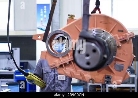 24 mars 2020, Changzhou, Changzhou, Chine: Les travailleurs produisent et assemblent le système de transmission des 10 000 ème de ''fuxing'' à l'atelier de production de la locomotive et de la technologie des véhicules CRRC qishuyan institute co., LTD., 350 km/h, dans la zone de développement économique de Changzhou, dans la province de jiangsu en Chine orientale, le 23 mars 2020. Le système de transmission des engins, développé de manière indépendante par la Jiangsu, SOCIÉTÉ CHINOISE et disposant de droits de propriété intellectuelle, est l'un des éléments clés de la transmission ferroviaire à grande vitesse, qui détermine directement si le train peut fonctionner de manière sûre et stable. À l'heure actuelle, qui Banque D'Images