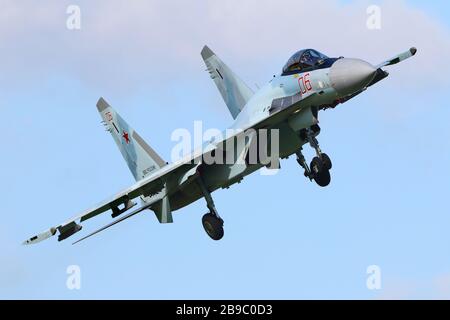 Sukhoi su-35 S chasseur à réaction de l'atterrissage de l'armée de l'air russe. Banque D'Images