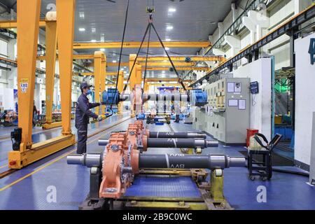 24 mars 2020, Changzhou, Changzhou, Chine: Les travailleurs produisent et assemblent le système de transmission des 10 000 ème de ''fuxing'' à l'atelier de production de la locomotive et de la technologie des véhicules CRRC qishuyan institute co., LTD., 350 km/h, dans la zone de développement économique de Changzhou, dans la province de jiangsu en Chine orientale, le 23 mars 2020. Le système de transmission des engins, développé de manière indépendante par la Jiangsu, SOCIÉTÉ CHINOISE et disposant de droits de propriété intellectuelle, est l'un des éléments clés de la transmission ferroviaire à grande vitesse, qui détermine directement si le train peut fonctionner de manière sûre et stable. À l'heure actuelle, qui Banque D'Images