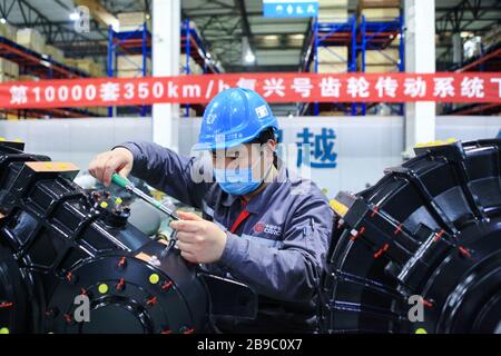 24 mars 2020, Changzhou, Changzhou, Chine: Les travailleurs produisent et assemblent le système de transmission des 10 000 ème de ''fuxing'' à l'atelier de production de la locomotive et de la technologie des véhicules CRRC qishuyan institute co., LTD., 350 km/h, dans la zone de développement économique de Changzhou, dans la province de jiangsu en Chine orientale, le 23 mars 2020. Le système de transmission des engins, développé de manière indépendante par la Jiangsu, SOCIÉTÉ CHINOISE et disposant de droits de propriété intellectuelle, est l'un des éléments clés de la transmission ferroviaire à grande vitesse, qui détermine directement si le train peut fonctionner de manière sûre et stable. À l'heure actuelle, qui Banque D'Images