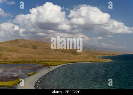 L'incroyable voyage à la plus belle montagne lac - Song-Kol, séjour dans le yourt aux prés, expérience le style de vie nomade Kirghizstan, Central Banque D'Images