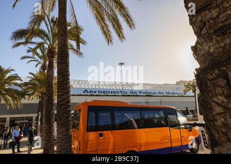 Palma di Mallorca, Espagne - 02/28/2020: Entrée de l'aéroport Palma di Mallorca avec palmiers, le jour ensoleillé Banque D'Images
