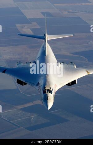 Le bombardier stratégique tu-160 M de l'armée de l'air russe survolant la Russie. Banque D'Images