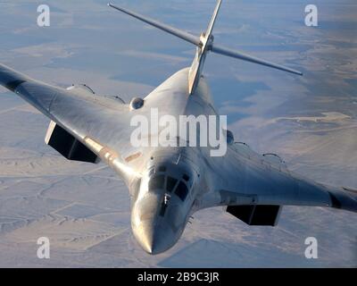 Le bombardier stratégique tu-160 M de l'armée de l'air russe survolant la Russie. Banque D'Images