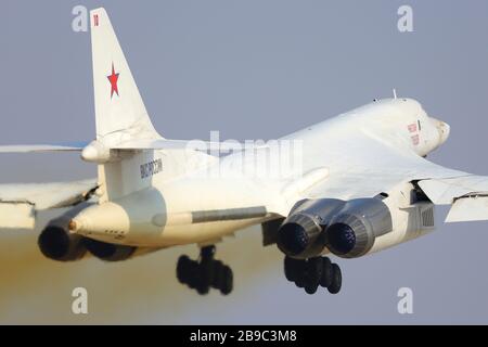 Le bombardier stratégique tu-160 M de l'Armée de l'air russe s'enrôle. Banque D'Images