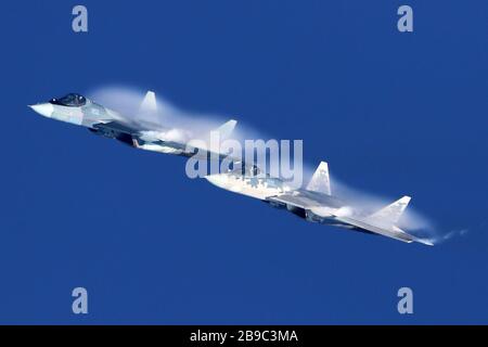 SU-57 avions combattants de l'armée de l'air russe contre un ciel bleu. Banque D'Images