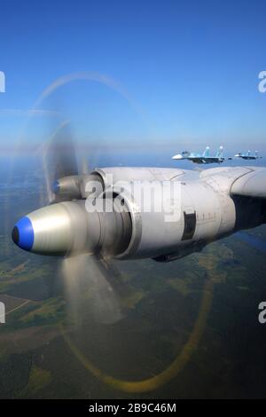 Tu-142 MZ avion en formation avec su-33 jets combattants de la marine russe. Banque D'Images