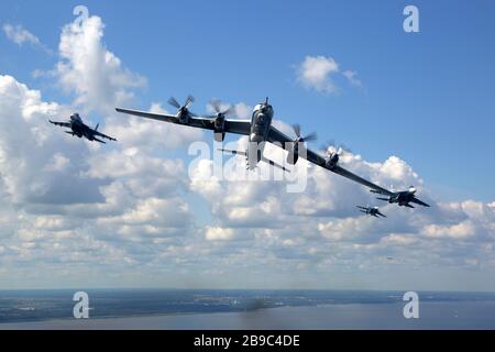 Tu-142 MZ avion en formation avec su-33 jets combattants de la marine russe. Banque D'Images