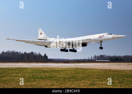 Bombardier stratégique tu-160 M de l'atterrissage de l'armée de l'air russe. Banque D'Images