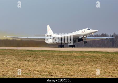 Le bombardier stratégique tu-160 M de l'Armée de l'air russe s'enrôle. Banque D'Images