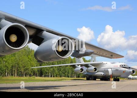 Il-78 M et avion-citerne militaire A-50 U AWACS de l'armée de l'air russe. Banque D'Images