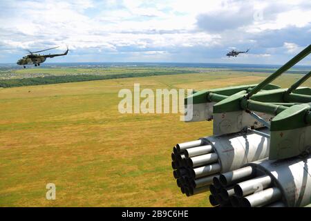 MIL mi-8 MT hélicoptères militaires de la marine russe survolant la Russie. Banque D'Images