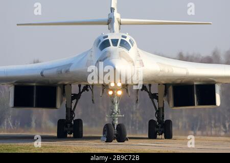 Le bombardier stratégique tu-160 M de la force aérienne russe roule. Banque D'Images