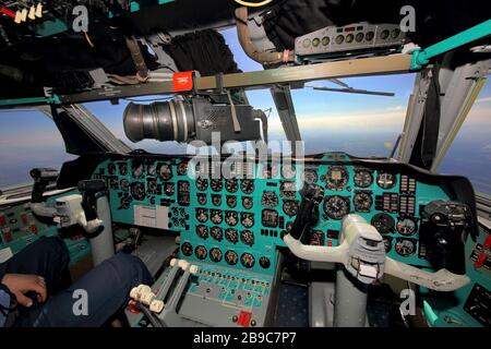 Vue sur le poste de pilotage d'un avion de transport militaire il-76 MD de l'armée de l'air russe. Banque D'Images