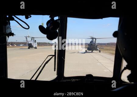 Hélicoptères militaires mi-8 AMTSH de la Force aérienne russe sur la piste. Banque D'Images