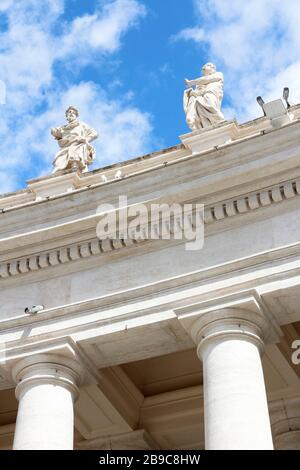 Statues de Saint-Pierre sur les colonnades de la place Saint-Pierre avec ciel bleu et nuages dans la Cité du Vatican, Rome, Italie Banque D'Images