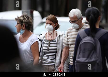 SYDNEY, AUSTRALIE, 24 mars 2020, trois touristes caucasiens âgés sont vus dans les rues de la CDB de Sydney à la suite de la réponse du gouvernement à l’épidémie de coronavirus à la fermeture d’entreprises non essentielles et à la limitation du contact physique entre les personnes. Crédit: Sebastian Reategui/Alay Live News Banque D'Images