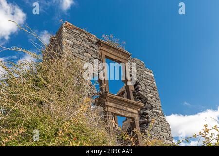 Ruine d'un bâtiment brûlé sur l'île de Madère Banque D'Images