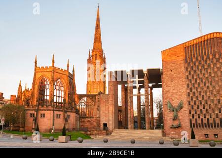 Vieilles et nouvelles cathédrales de Coventry au lever du soleil au printemps. Coventry, West Midlands, Angleterre Banque D'Images