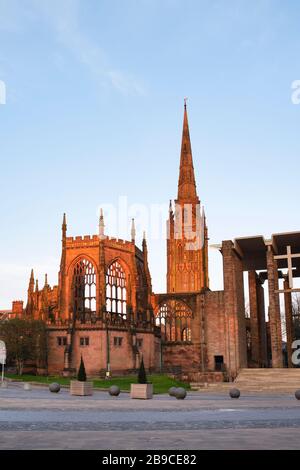 Vieille cathédrale de Coventry au lever du soleil au printemps. Coventry, West Midlands, Angleterre Banque D'Images