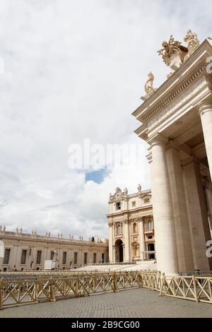 Statues du Christ et des Apôtres et horloge d'Oltramontano au-dessus de la façade de la basilique Saint-Pierre dans la Cité du Vatican, Rome, Italie Banque D'Images