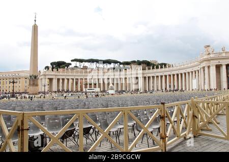 Vatican, Italie - 20 mai 2019 : longue file d'attente de touristes attendant d'entrer dans la basilique Saint-Pierre en une journée ensoleillée Banque D'Images