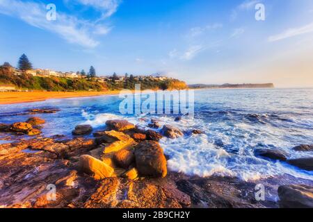 Les eaux bleues propres de la plage de Warrienwood, au large de Turimetta, longeront les plages du nord de Sydney, sur la côte du Pacifique. Banque D'Images