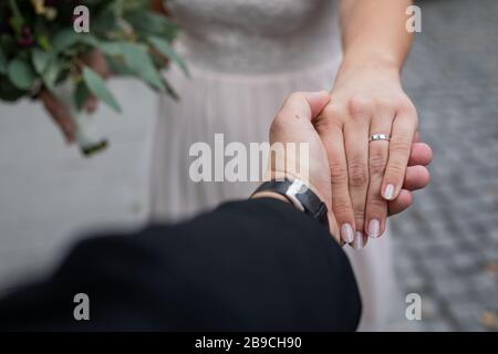 Concept d'engagement - homme et femme tenant les mains , après la cérémonie civile de mariage Banque D'Images