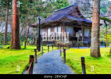 Petite maison de temple dans le jardin de Sanzen et parc sous de grands pins - architecture traditionnelle japonaise historique. Banque D'Images