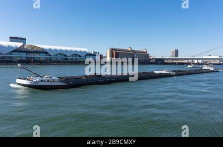 Mannheim, Allemagne; mars/23/2020; Barges transportant des marchandises en vrac le long du Rhin jusqu'au passage à travers la ville de Mannheim. Banque D'Images