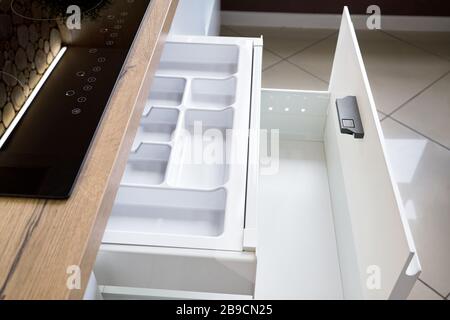 Solution pour placer les ustensiles de cuisine dans une cuisine moderne - tiroir coulissant horizontal étagères rangement dans une armoire pour ustensiles ustensiles batterie de cuisine sous Banque D'Images