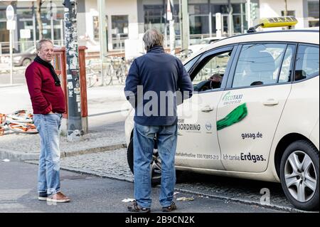 Berlin, Allemagne. 23 mars 2020. Deux hommes parlent de distance à Berlin, capitale de l'Allemagne, 23 mars 2020. Le gouvernement allemand a approuvé le "plus grand plan d'aide" de l'histoire du pays pour lutter contre le coronavirus, a annoncé lundi le ministère des Finances (BMF). Crédit: Binh Truong/Xinhua/Alay Live News Banque D'Images