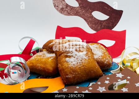 Masque de carnaval, confettis, cookies carnaval, isolé sur blanc Banque D'Images