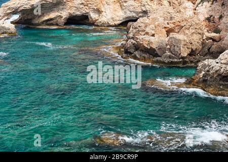 Une eau émeraude limpide près des rochers du Cap Greco. Chypre Banque D'Images