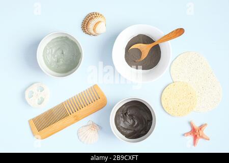 PRODUITS DE beauté NATURELS bio POUR soins et traitements du visage. Vue de dessus. Masque d'argile cosmétique et poudre dans les bols, éponge de luffa, peigne à cheveux sur pas Banque D'Images