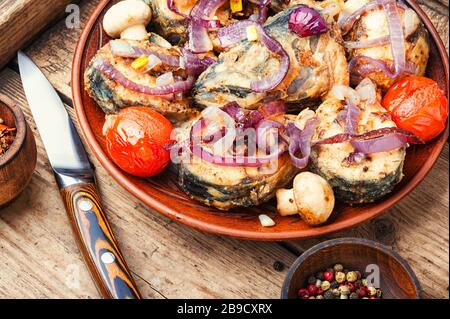 Poisson grillé avec légumes grillés sur table en bois.poisson grillé Banque D'Images