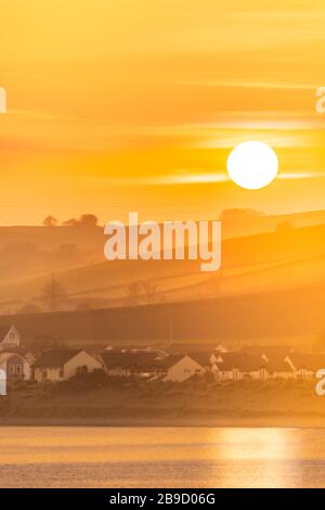 Instow, North Devon, Angleterre. Mardi 24 mars 2020. Météo britannique. Après une nuit froide à Instow sur l'estuaire de la rivière Torridge dans le Devon Nord, le soleil s'élève sur un autre mode de vie avec le Royaume-Uni en totale verrouillage en raison de la propagation du Coronavirus. Crédit: Terry Mathews/Alay Live News Banque D'Images