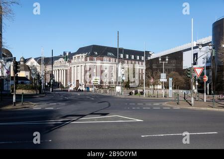 Mesures en raison de la pandémie de virus corona, centre-ville vide Dusseldorf à Grabbeplatz avec Musée Kunstsammlung NRW 20 Banque D'Images